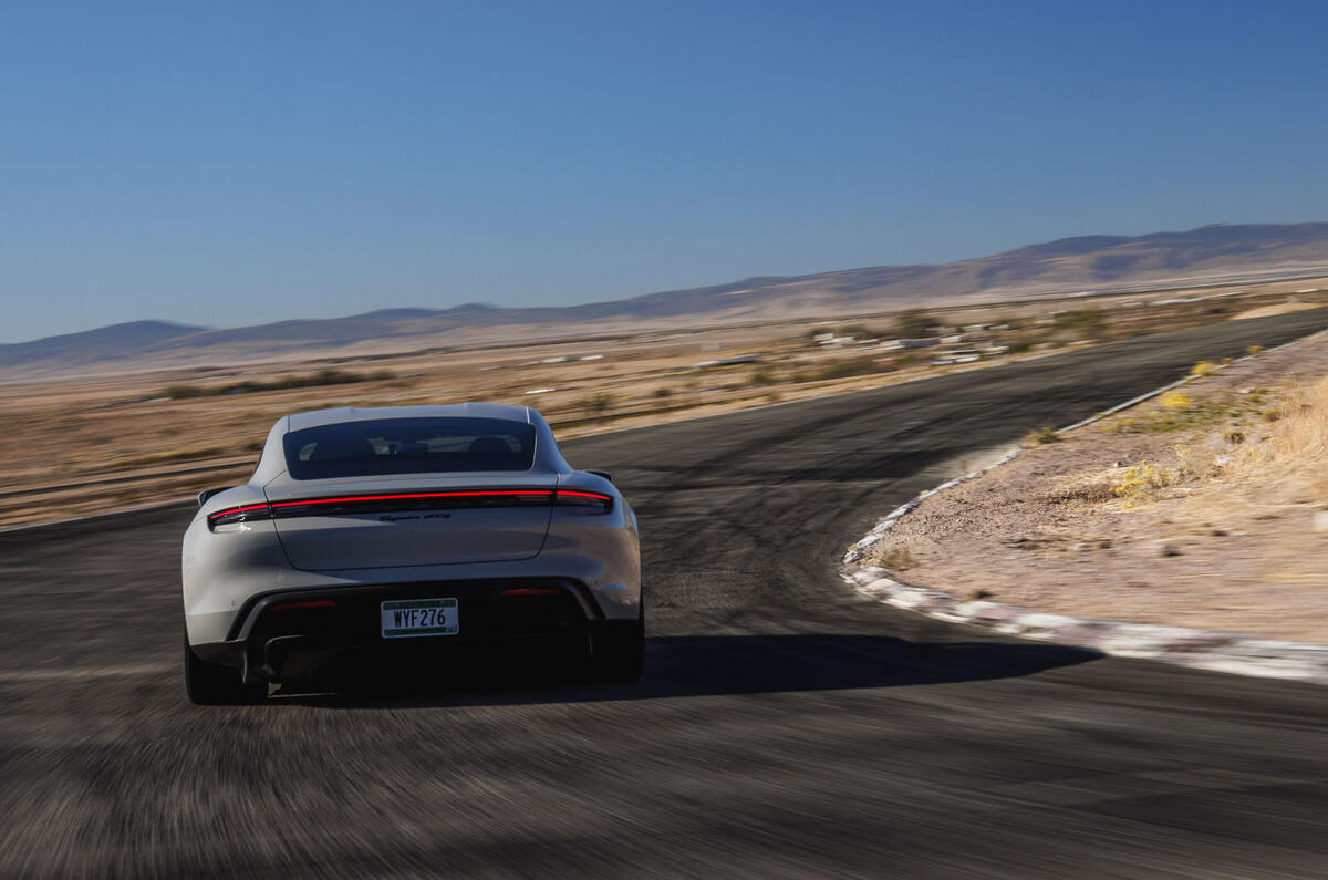 16 Porsche Taycan GTS 2021 : premier essai en virage arrière