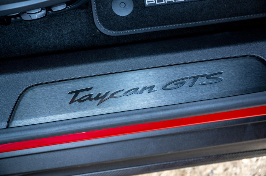 16 Porsche Taycan GTS sport turismo LHD UE 2022 : avis sur les plaques de frottement