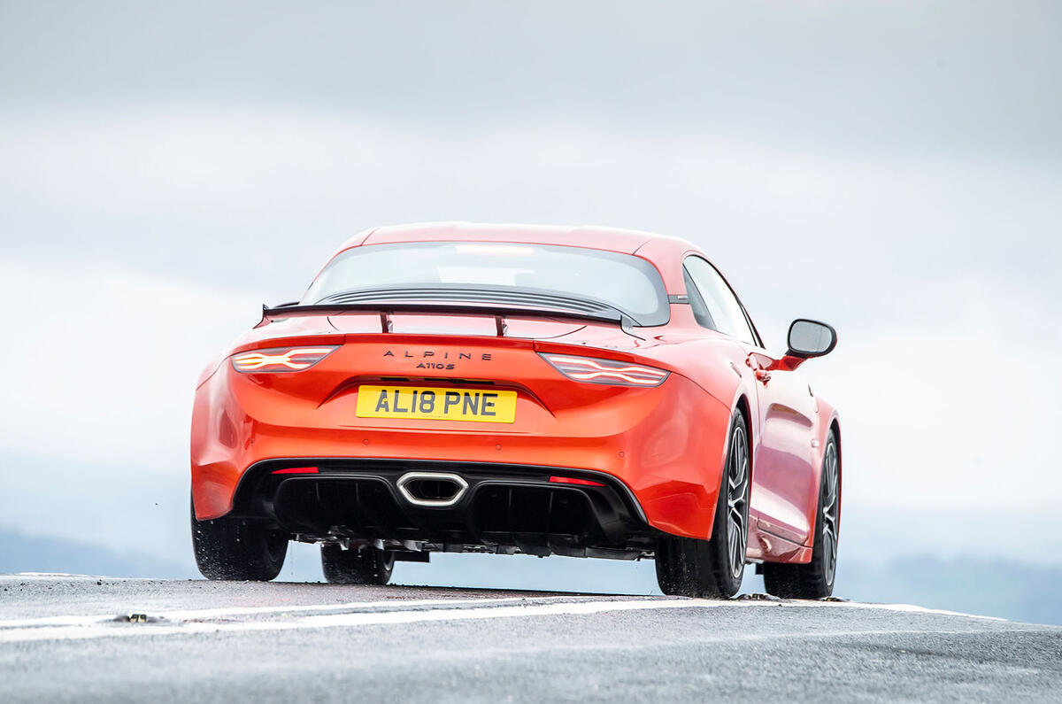 17 Alpine A110 S 2022 : essai sur route à l'arrière, au Royaume-Uni