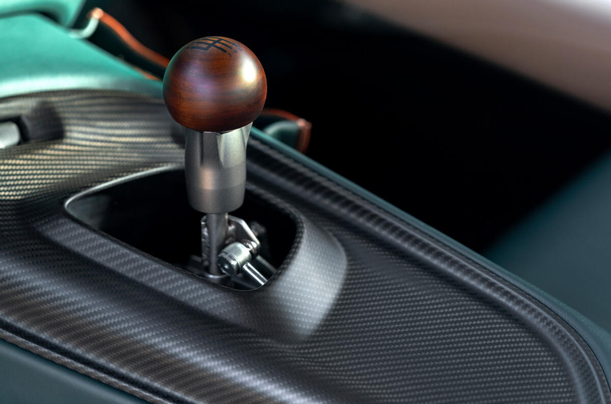 17 Aston Martin Victor 2021 levier de vitesse