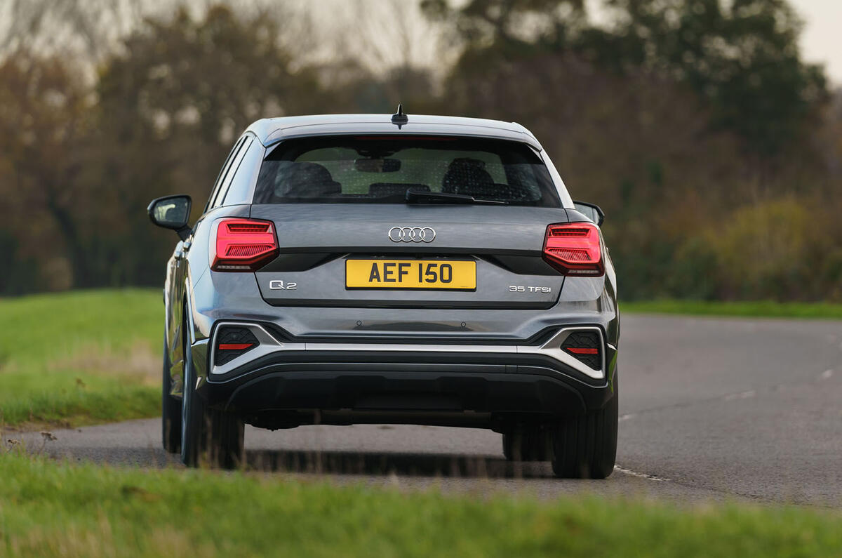 Audi Q2 35 TFSI Sport 2020 : premier bilan de conduite au Royaume-Uni - l'arrière en virage