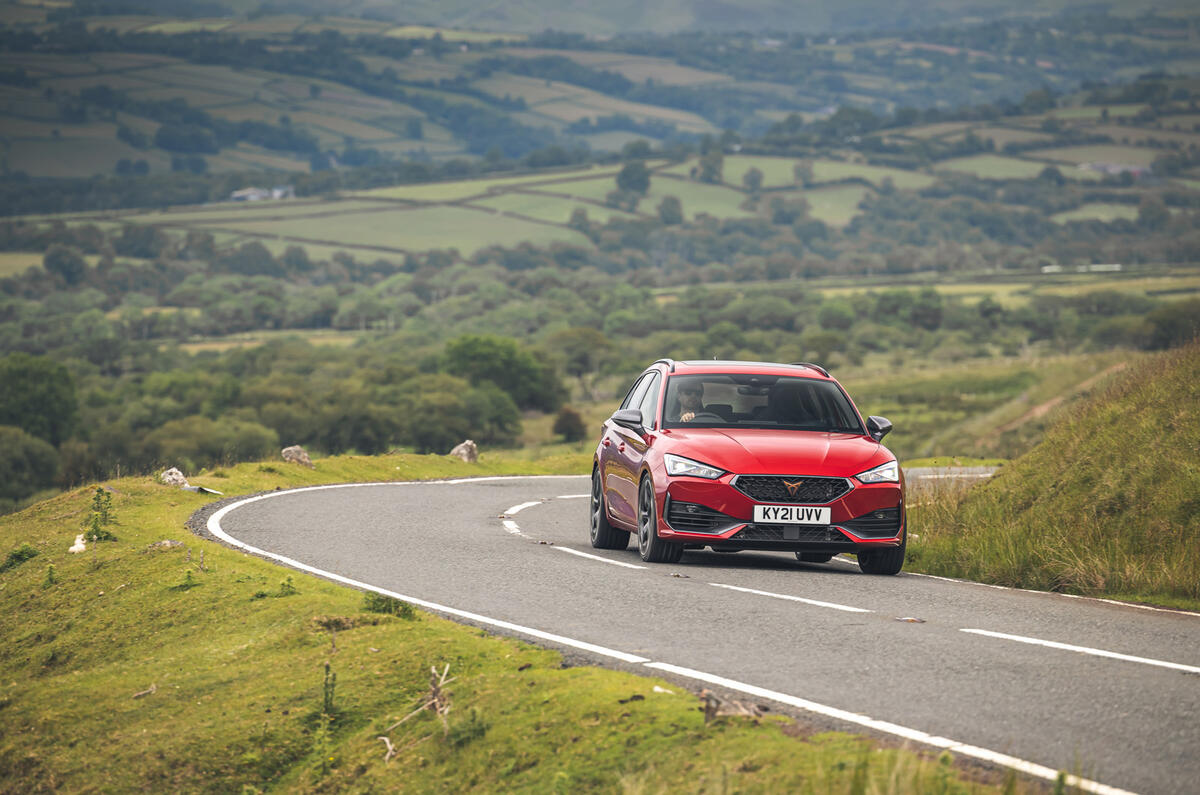 17 Cupra Leon Estate 2021 UE FD sur route avant