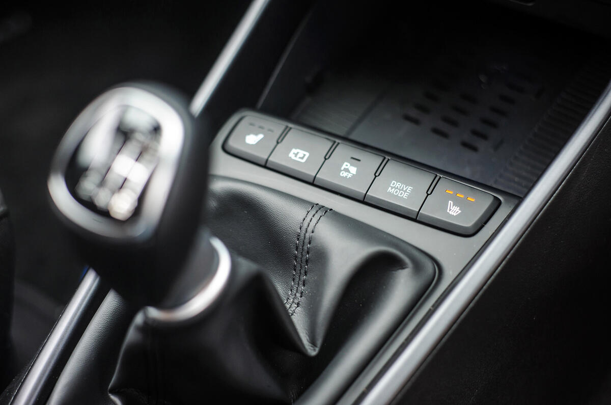 17 Hyundai Bayon 2021 UK FD drive mode button