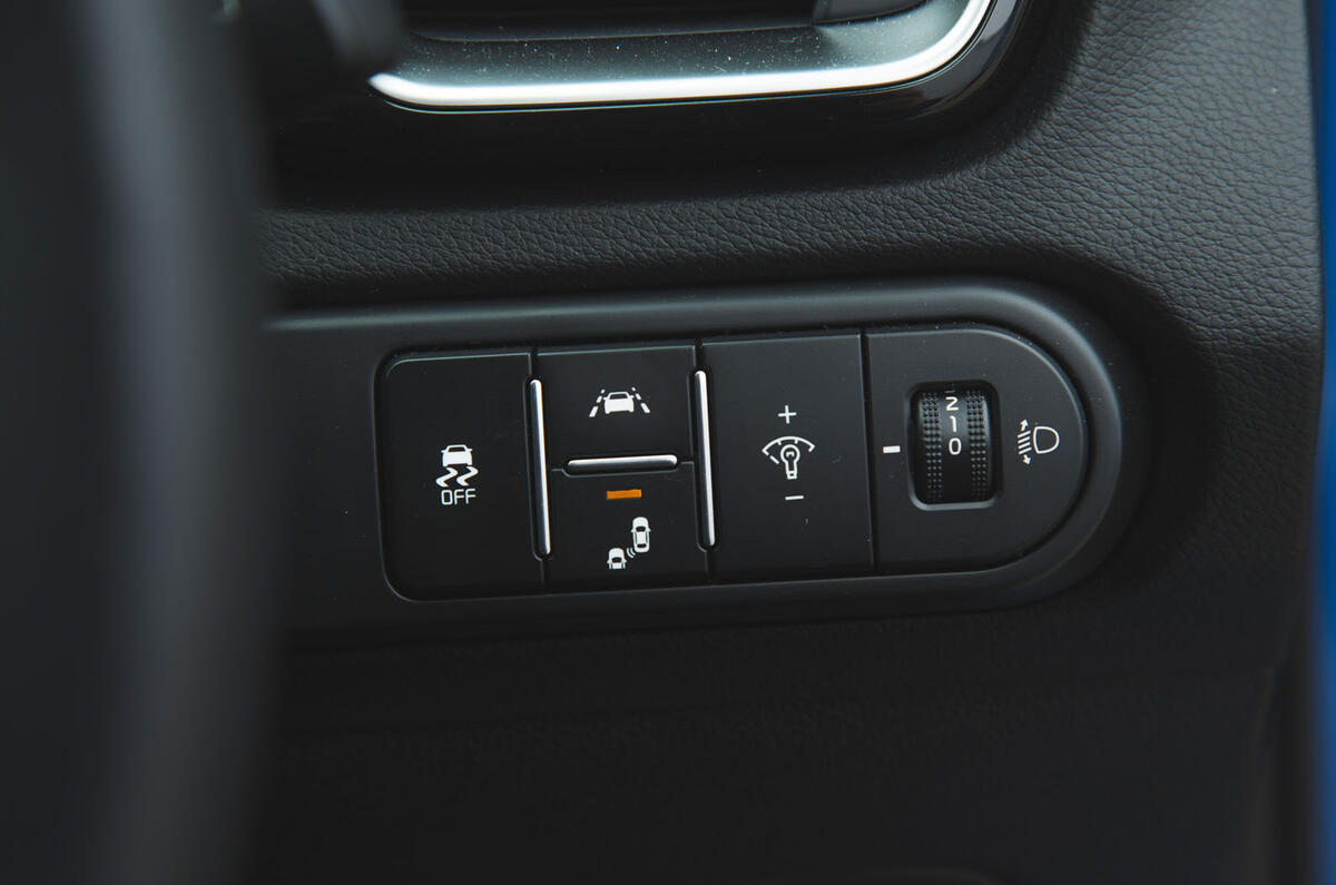 Äánh giá dà i hạn cá»§a Kia Ceed 2018 - kiá»m soát há» trợ giữ là n ÄÆ°á»ng