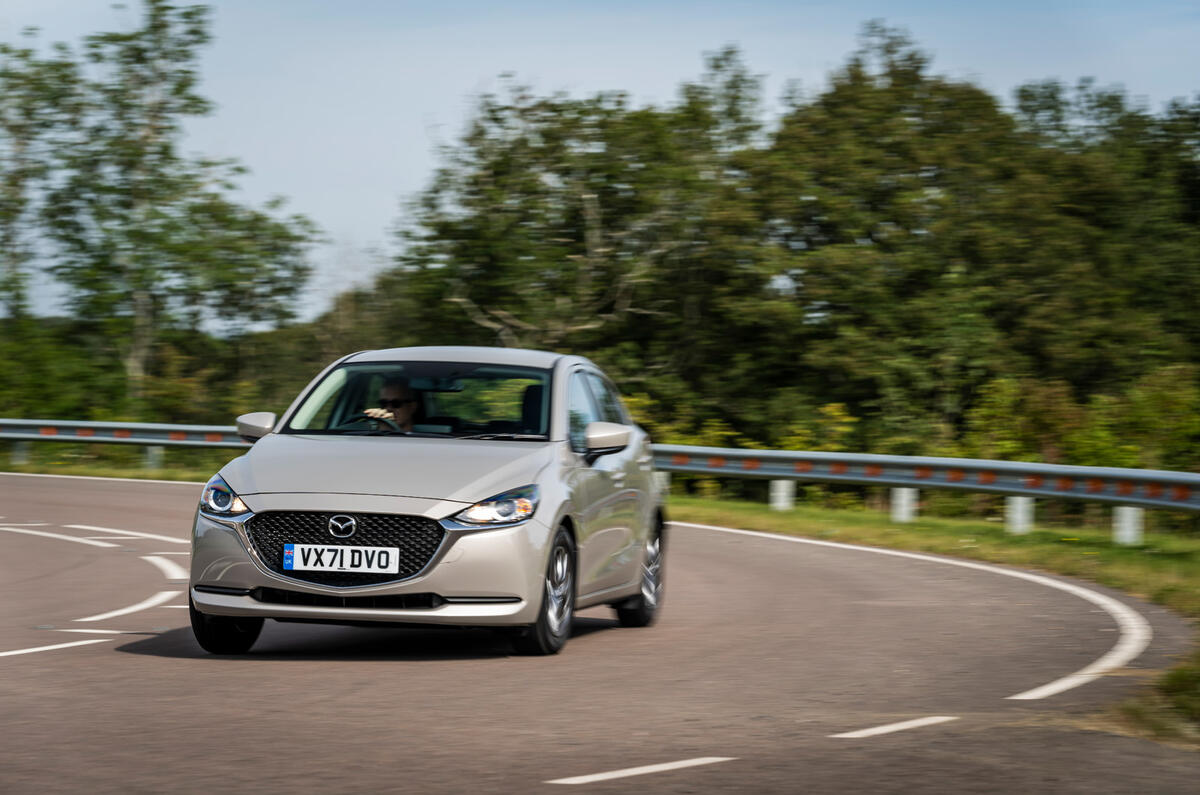 17 Mazda 2 2021 uk : essai de conduite, virage avant