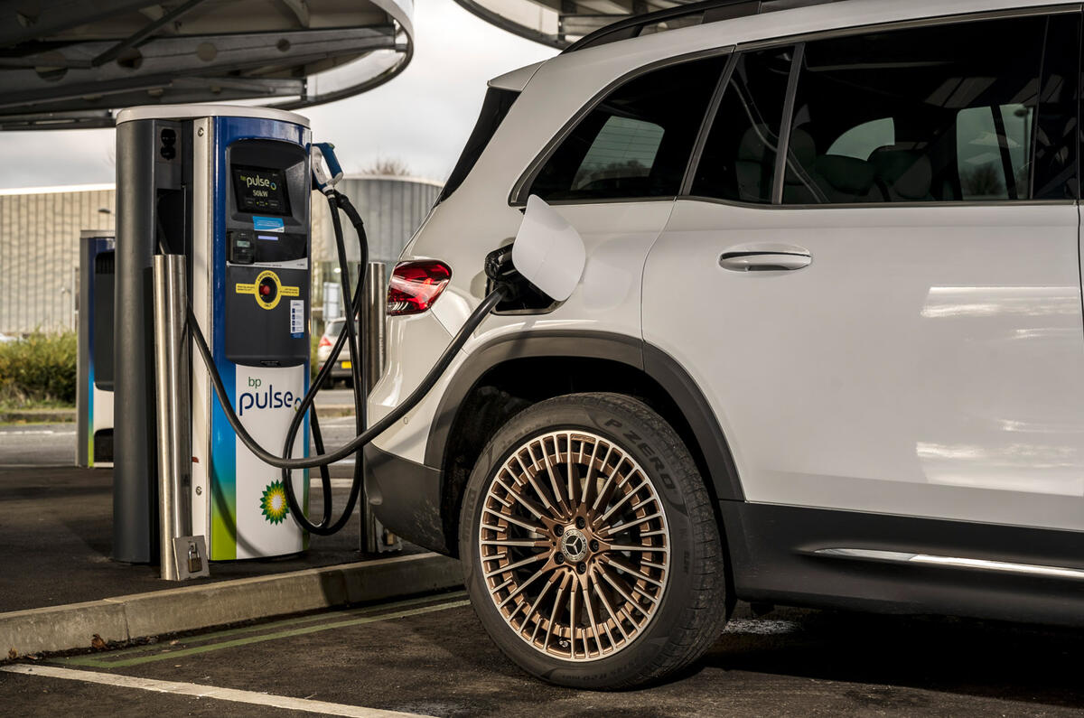 17 Mercedes Benz EQB 2021 : essai routier au Royaume-Uni - port de charge