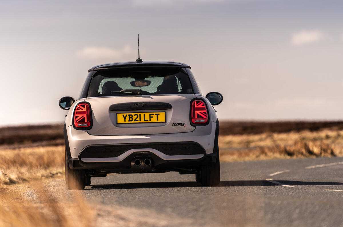 17 Mini Cooper S 2021 UE FD sur route arrière