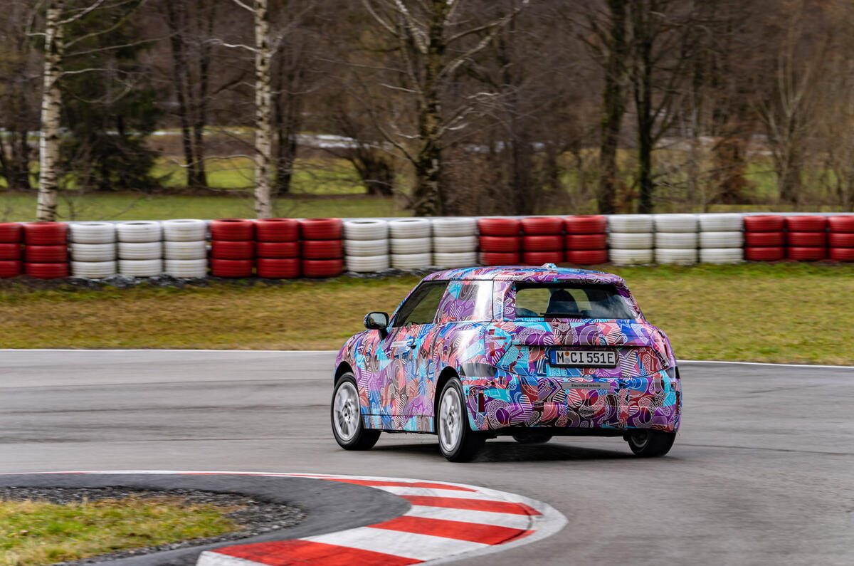 17 Revisión del prototipo Mini Cooper SE 2023 Pista de curvas traseras