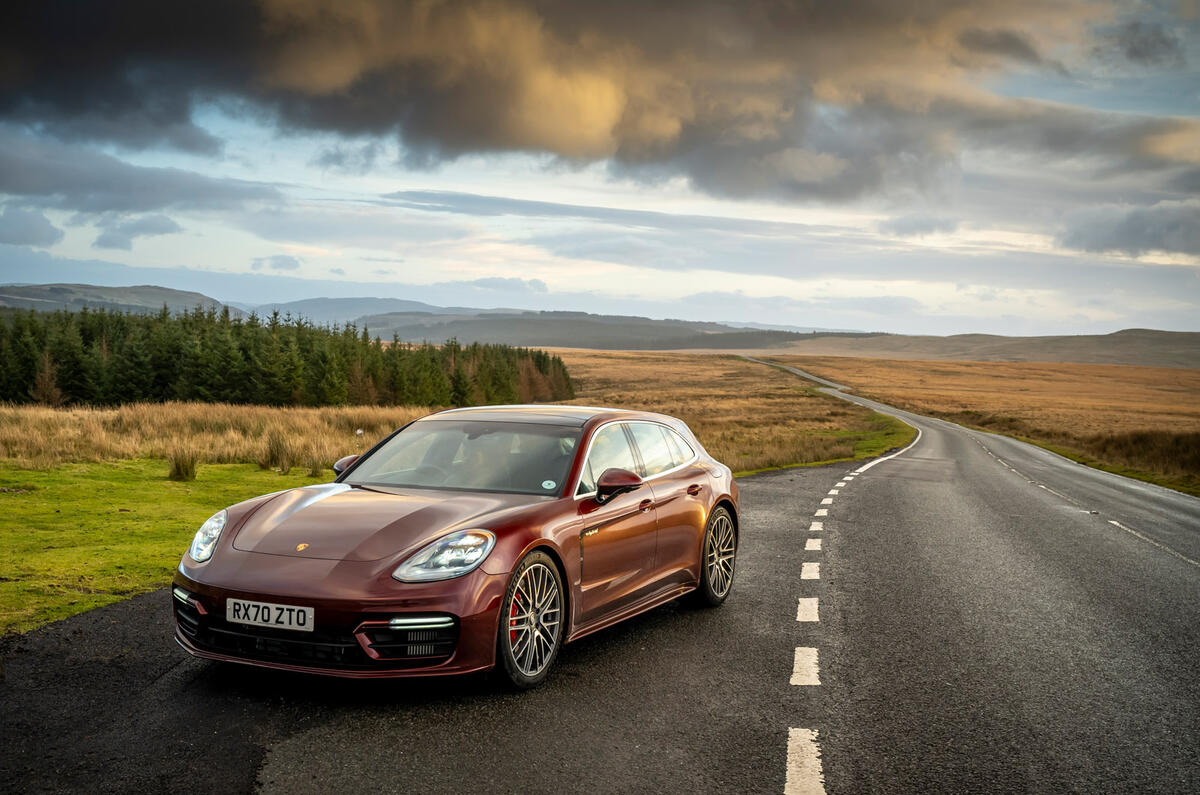 17 Porsche Panamera 4 ehybrid sport turismo 2022 UE : essai avant statique