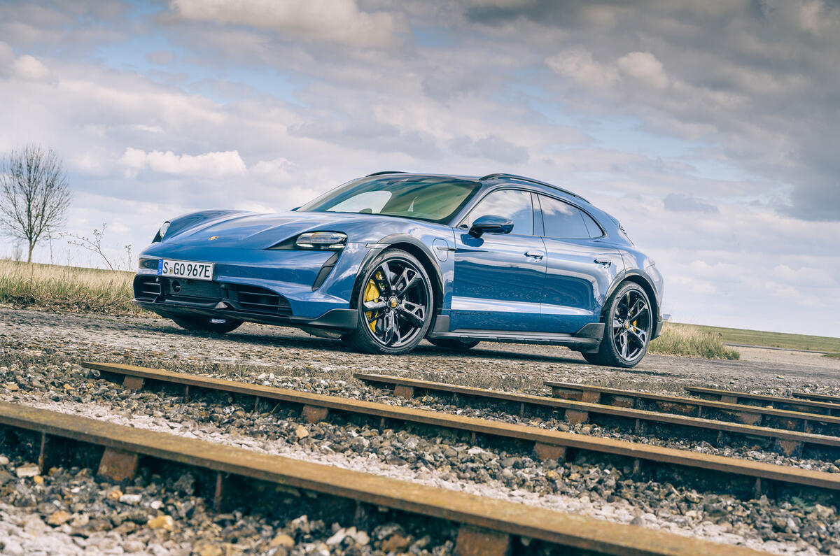 17 Porsche Taycan Cross Turismo 2021 LHD static