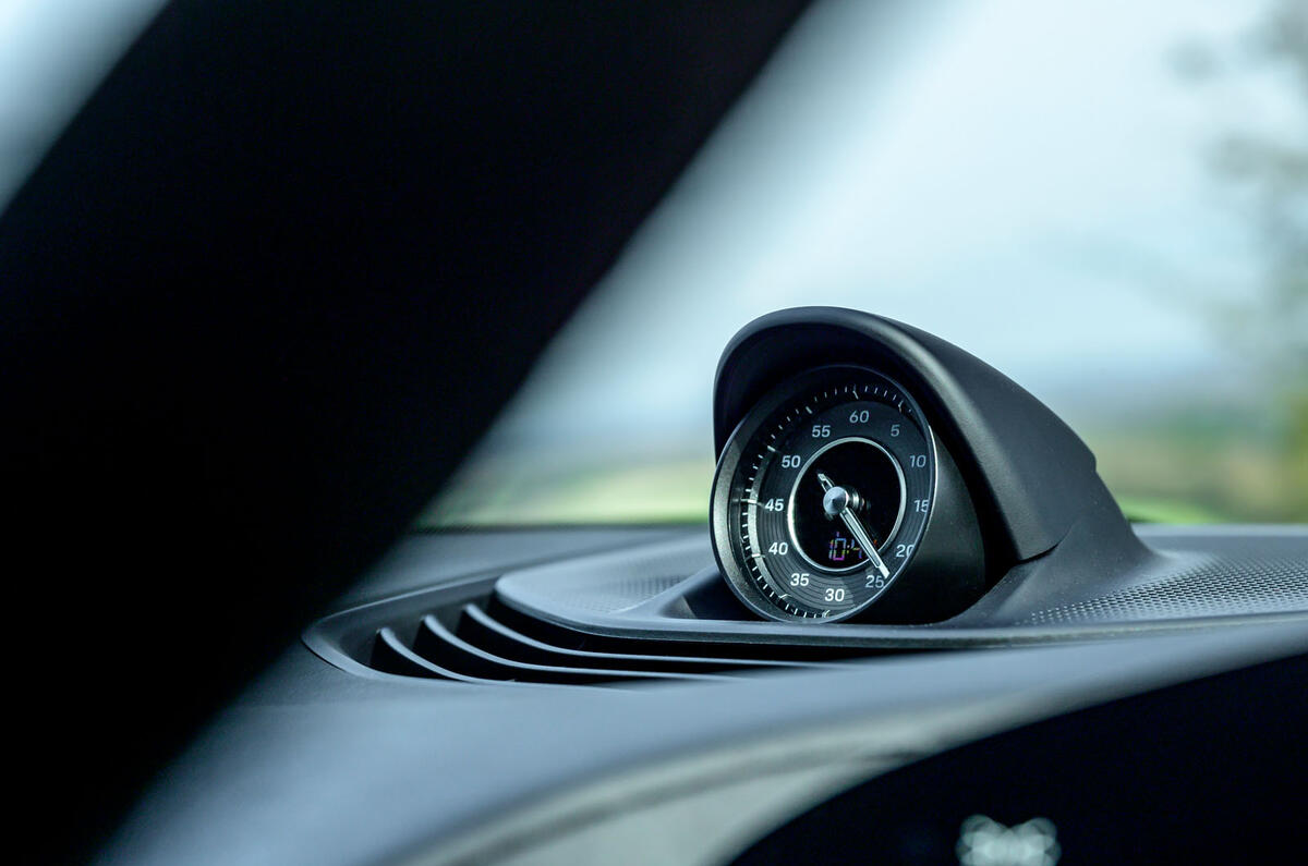 Porsche Taycan Turbo 2020 : premier bilan de la conduite au Royaume-Uni - horloge