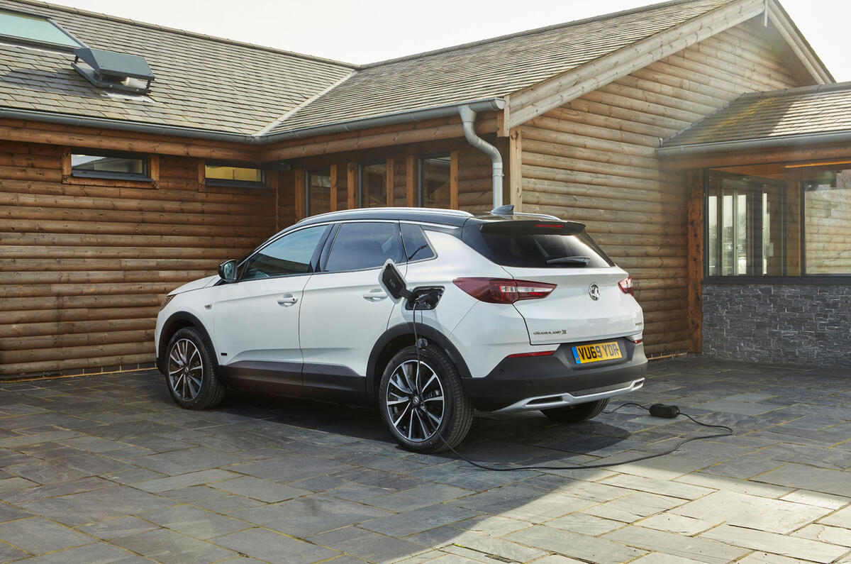 Vauxhall Grandland X Hybrid4 2020 : premier bilan de la conduite au Royaume-Uni - statique arrière