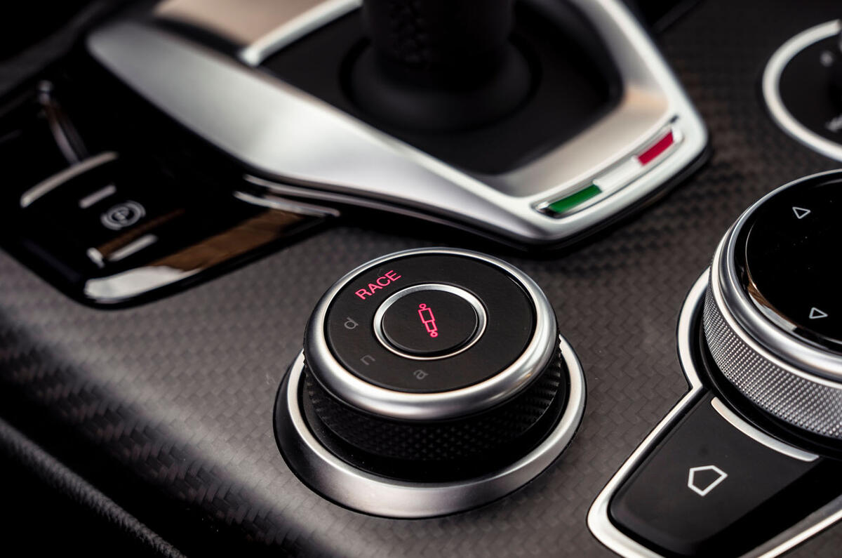 18 Alfa Romeo Giulia GTAm 2021 FD DNA dial
