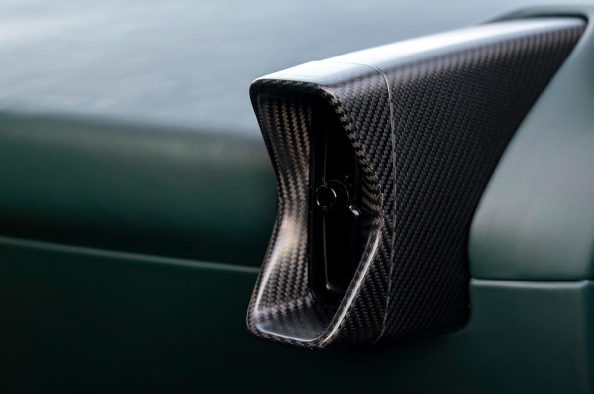 18 Aston Martin Victor 2021 airvents en carbone