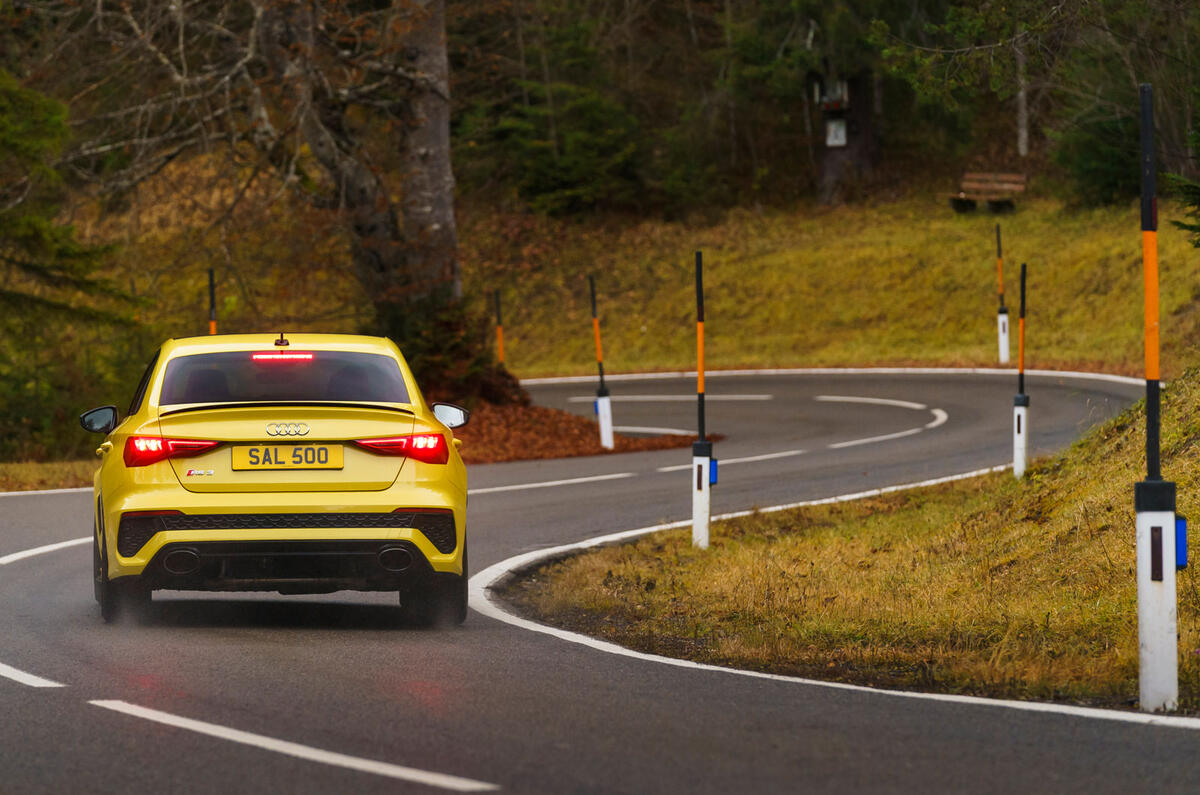 18 Audi RS3 saloon 2021 RHD premier essai en virage arrière