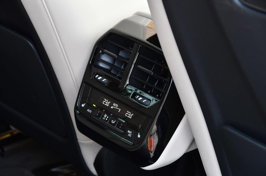 18 BMW iX xDrive40 2021 UE first drive review commandes de climatisation arrière