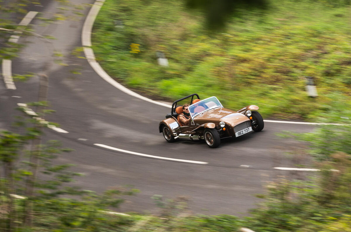 18 Caterham Super Seven 2000 FD 2022 front through trees