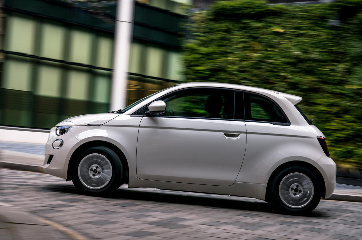 18 Fiat 500e Action 2021 UE FD sur le côté de la route