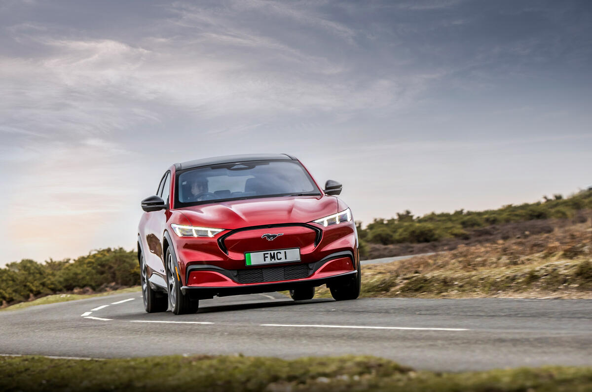 18 Ford Mustang Mach E 2021 : premier essai au Royaume-Uni - essai de virage avant