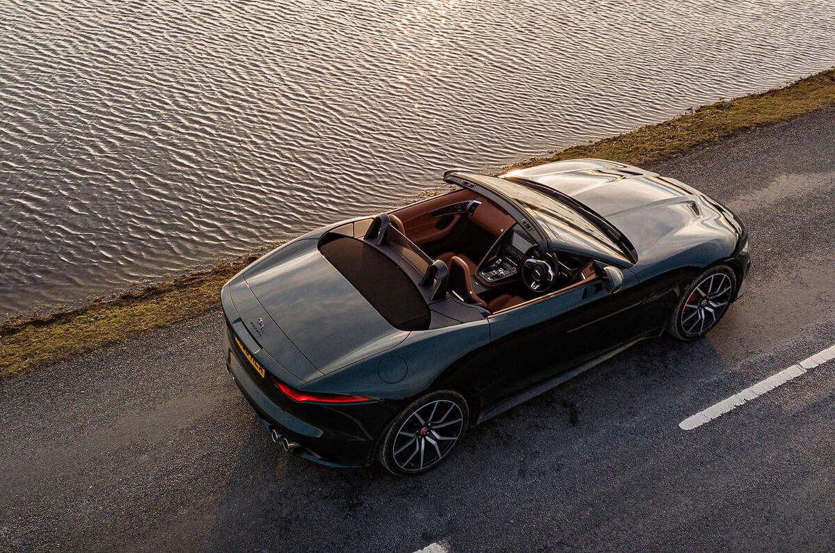 18 Jaguar Type F P450 Cabriolet 2022 : essai routier au Royaume-Uni - Antenne statique