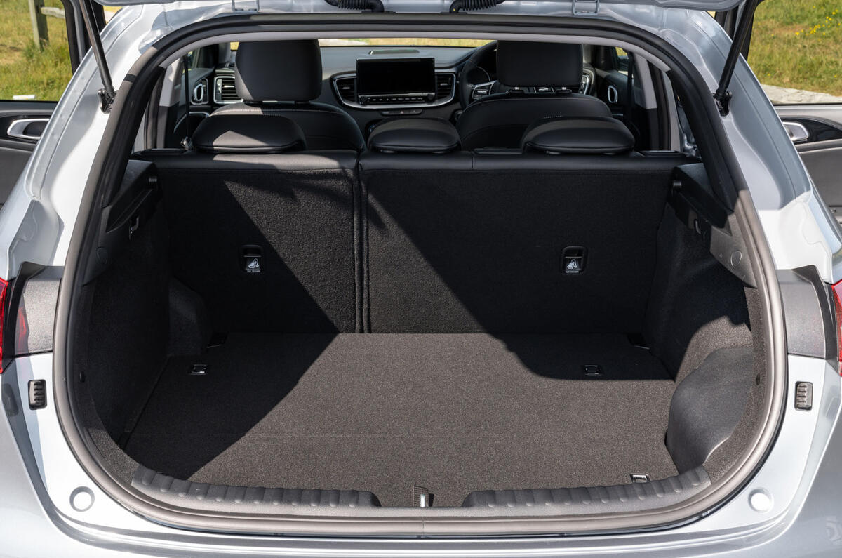 Kia Xceed plug-in hybrid 2020 UK first drive review - boot