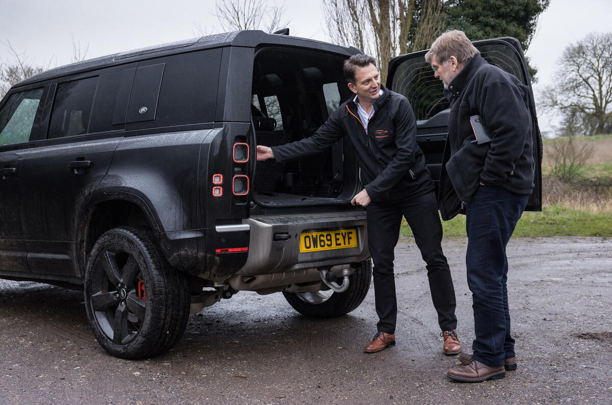 Land Rover Defender 2020 - boot