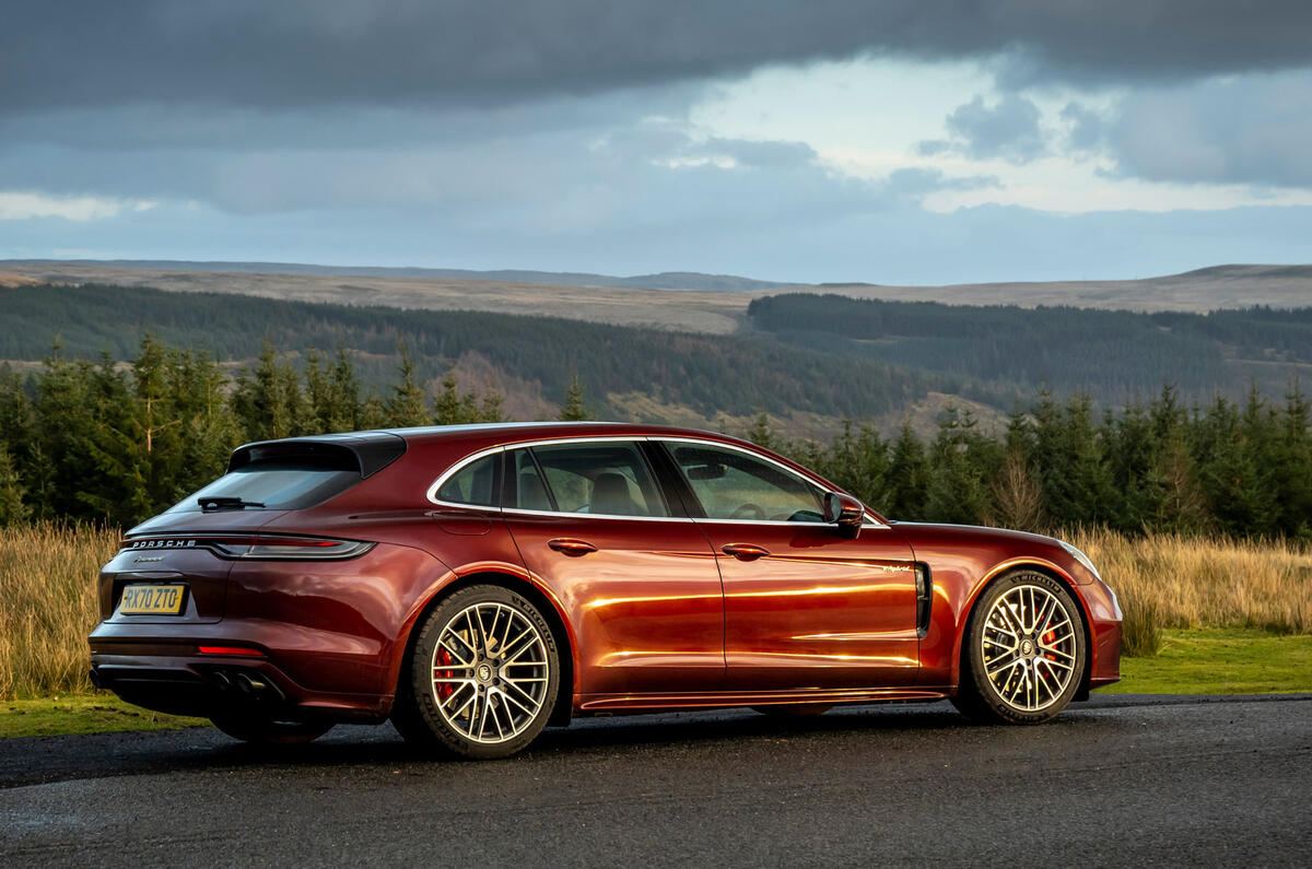 18 Porsche Panamera 4 ehybrid sport turismo 2022 UE : essai statique arrière