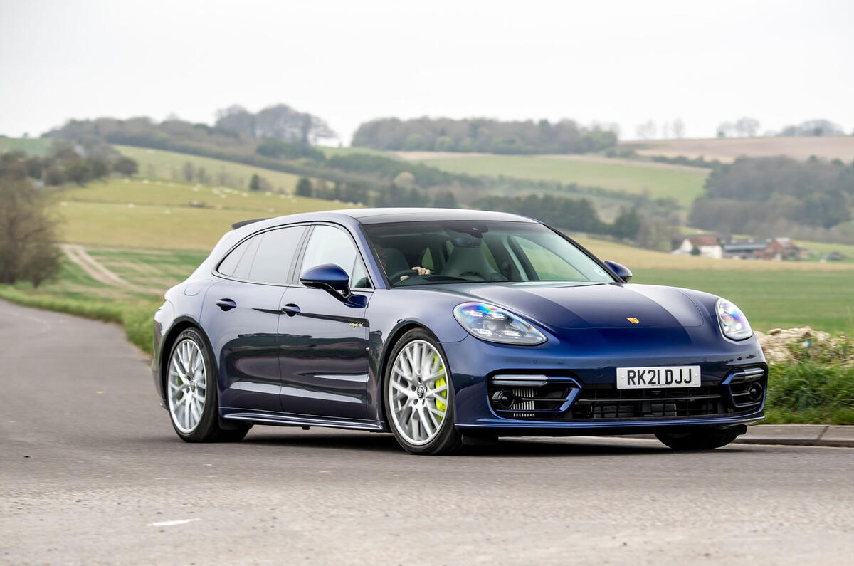 18 Porsche Panamera Turbo S E Hybrid ST 2021 UE FD avant en virage