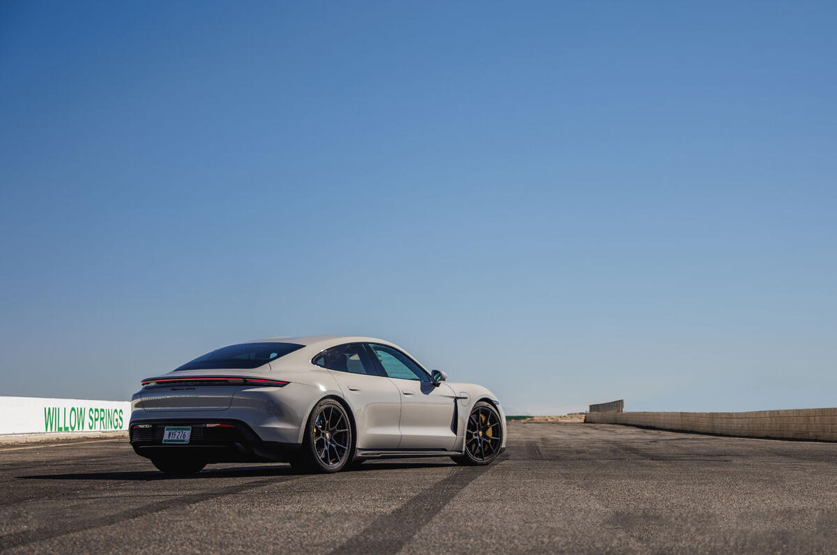 18 Porsche Taycan GTS 2021 : premier essai routier à l'arrière statique