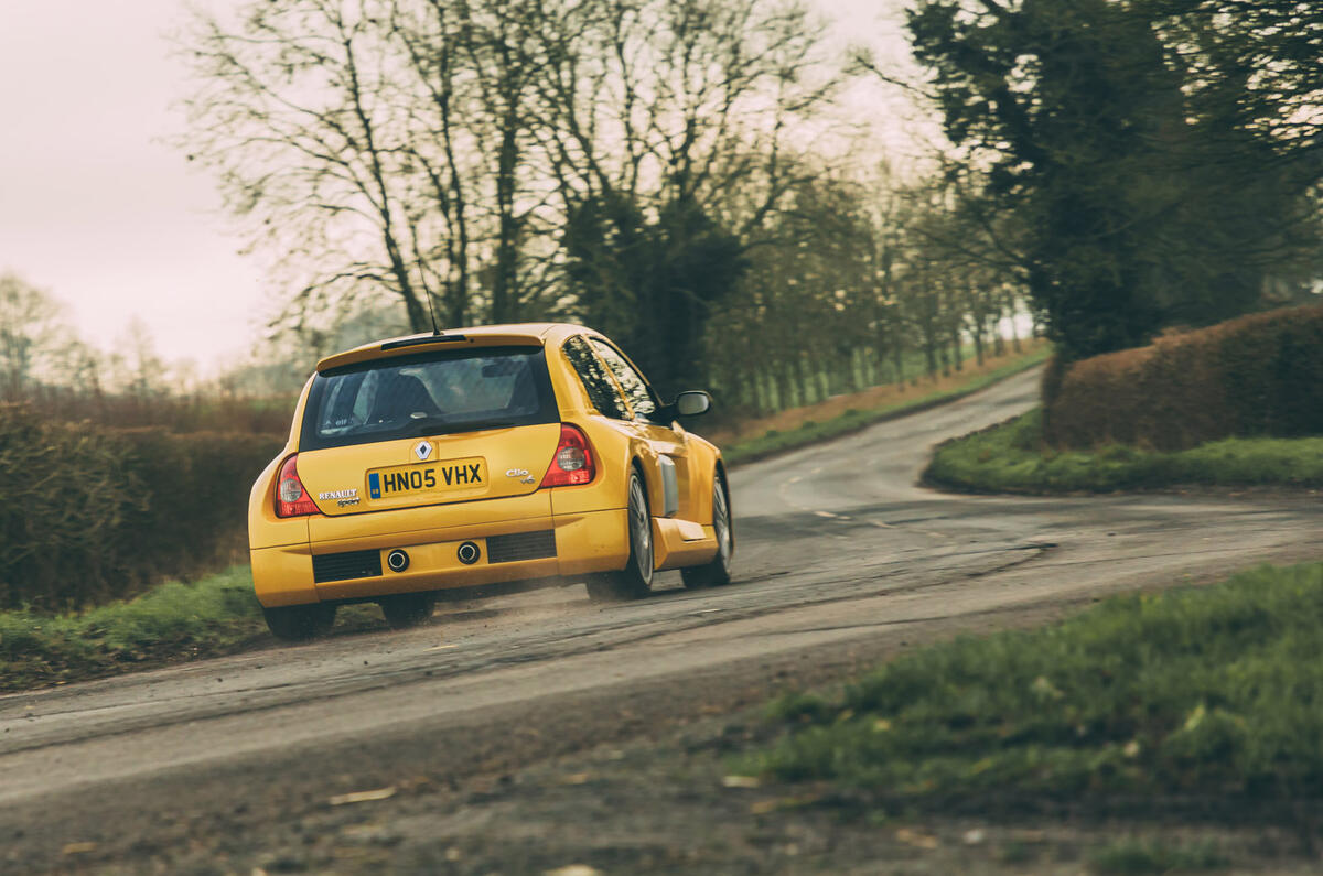 18 Clio V6 2021 36