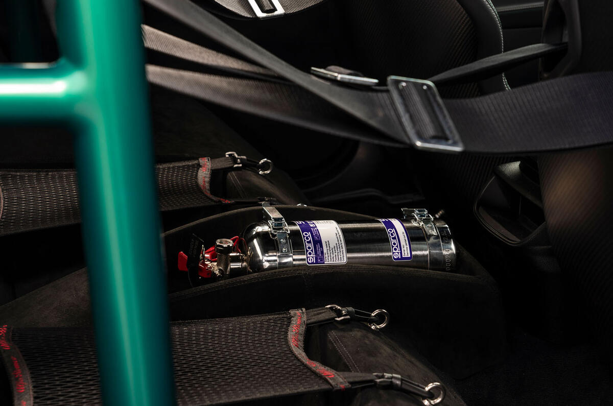 19 Alfa Romeo Giulia GTAm 2021 FD fire extinguisher