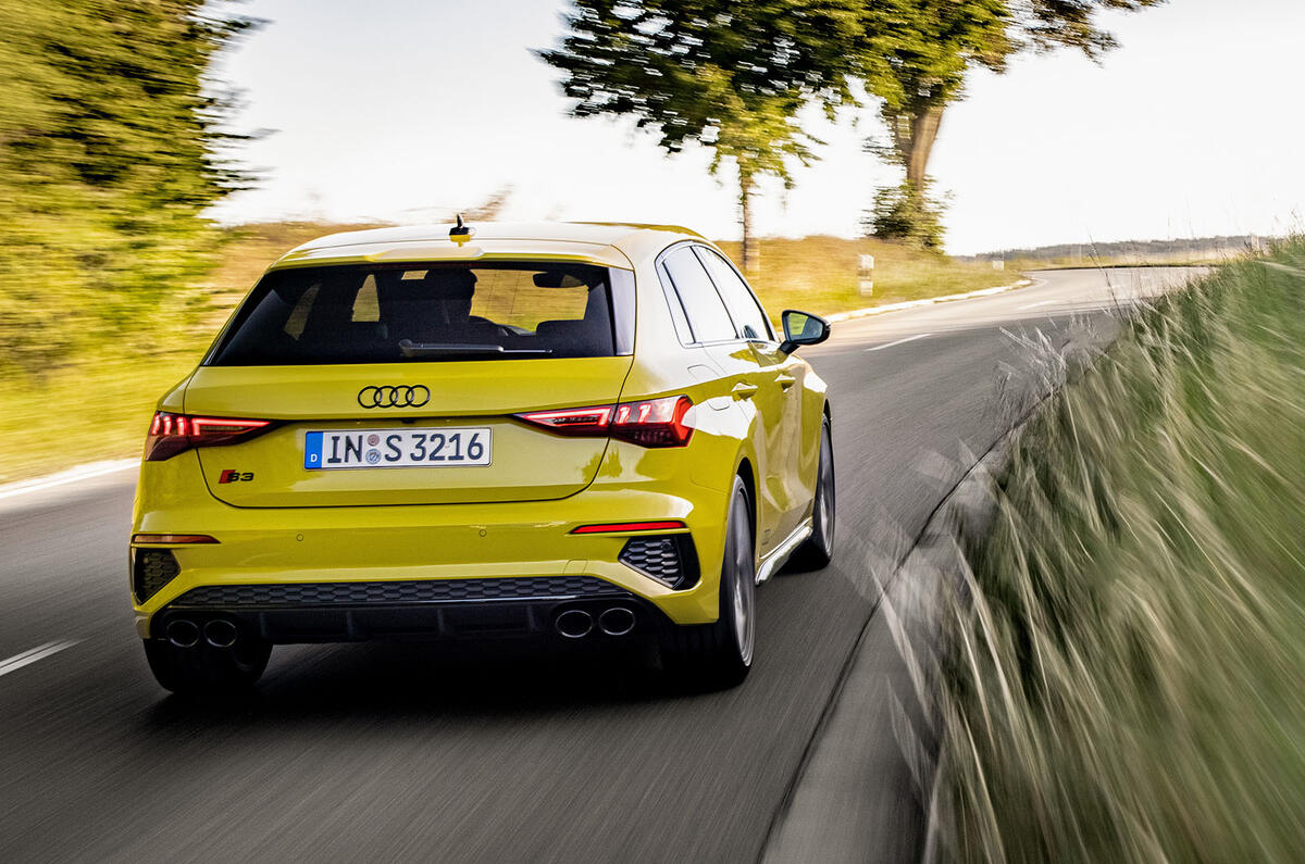 Audi S3 Sportback 2020 : premier bilan de conduite - l'arrière en virage