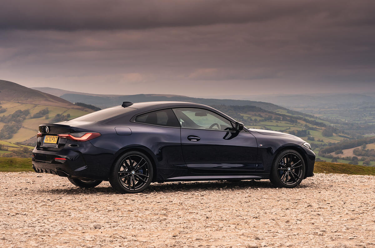 BMW 420i Coupé 2020 : premier bilan de la conduite au Royaume-Uni - statique arrière