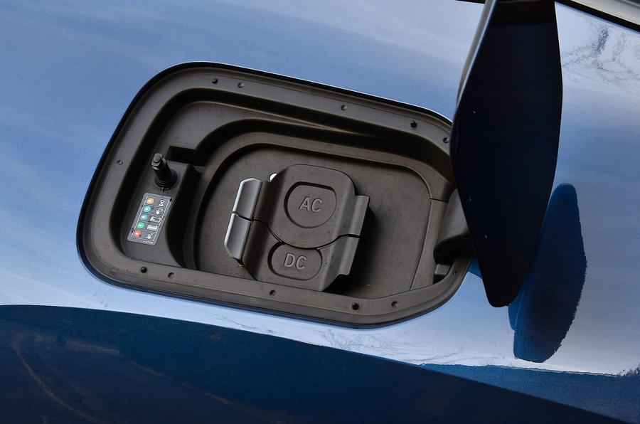 19 BMW iX xDrive40 2021, essai en conditions réelles d'utilisation au Royaume-Uni - port de charge