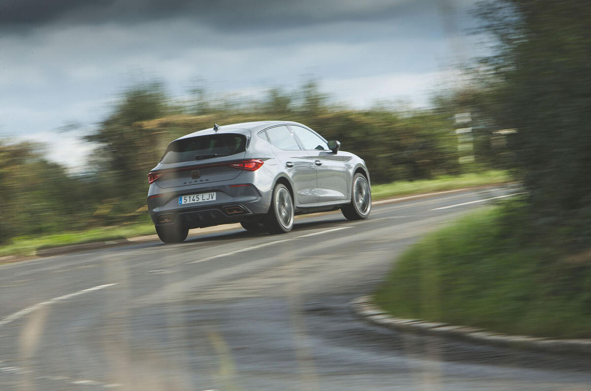 Cupra Leon 2020 LHD : premier bilan de la conduite au Royaume-Uni - l'arrière en virage