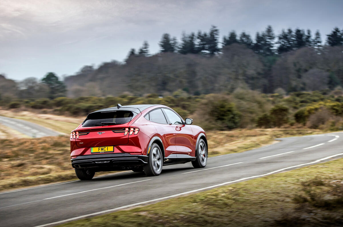 19 Ford Mustang Mach E 2021 : essai de conduite au Royaume-Uni, essai de virage arrière.