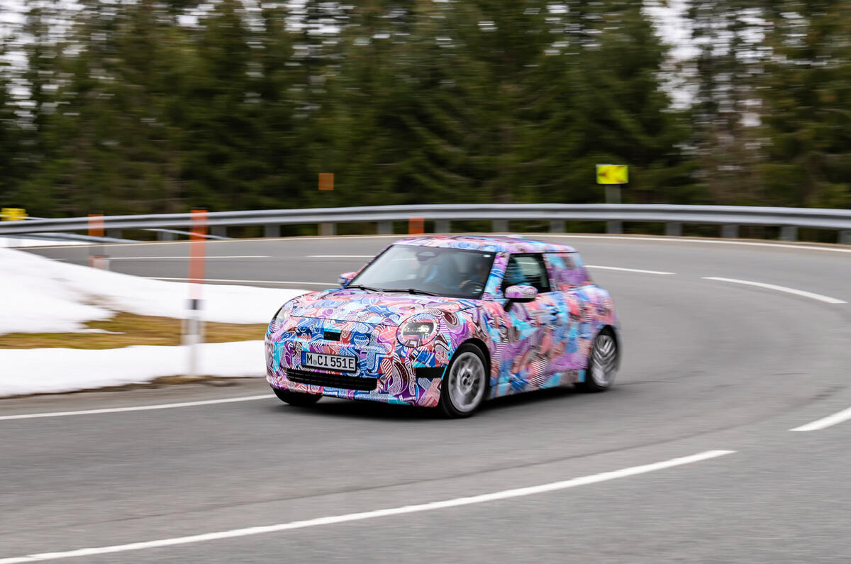 19 Revisión del prototipo Mini Cooper SE 2023 Carretera con curvas delanteras