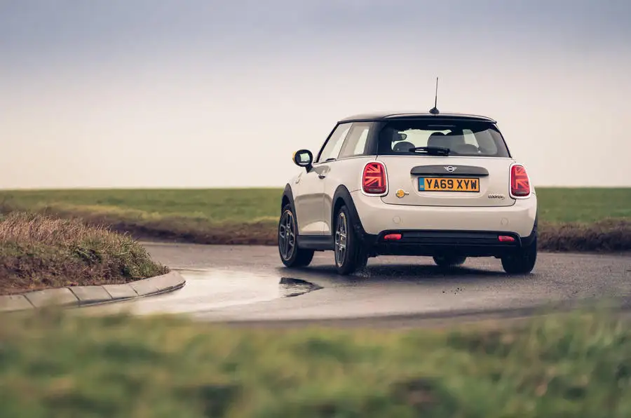 Mini Electric 2020 : premier bilan de la conduite au Royaume-Uni - l'arrière en virage