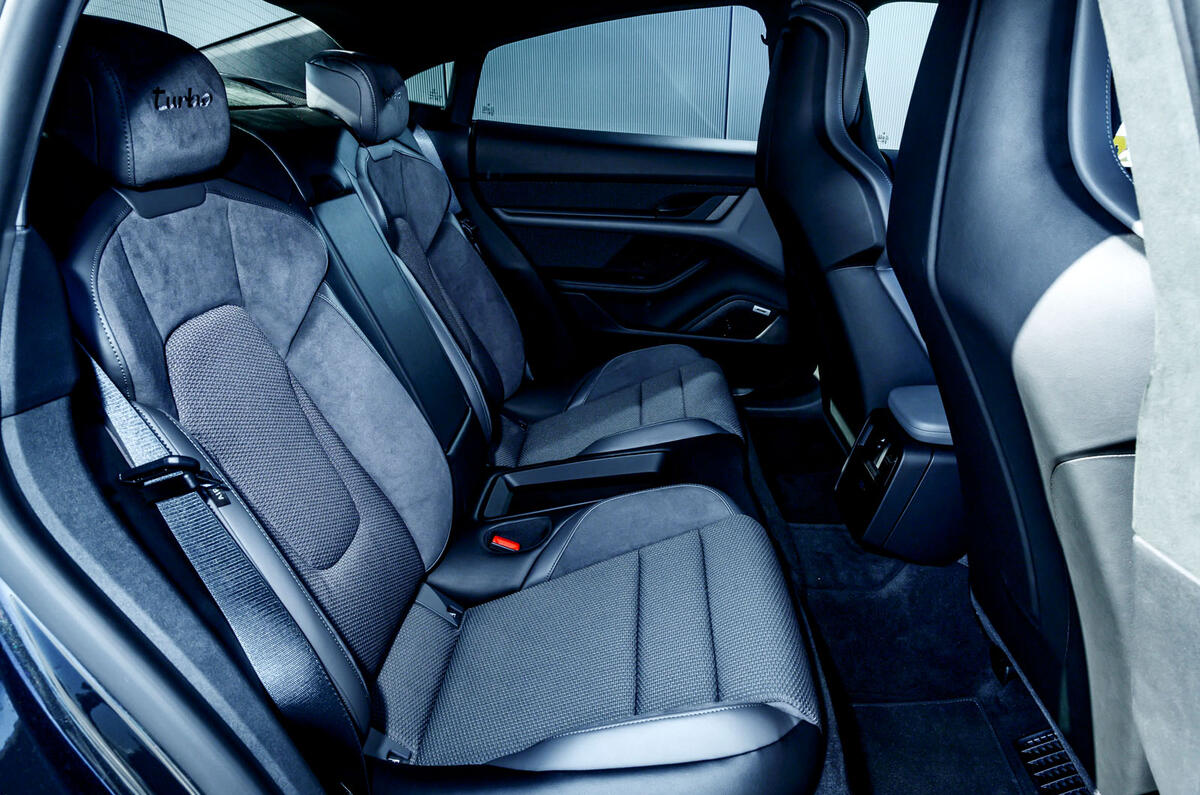 Porsche Taycan Turbo 2020 : premier bilan de conduite au Royaume-Uni - sièges arrière
