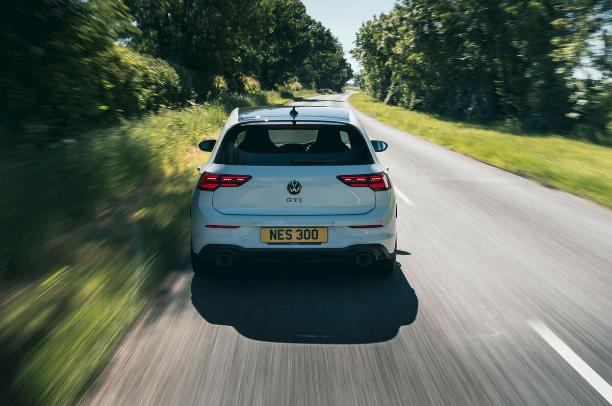 19 Volkswagen Golf GTI Clubsport 45 2021 UE FD à l'arrière de la route