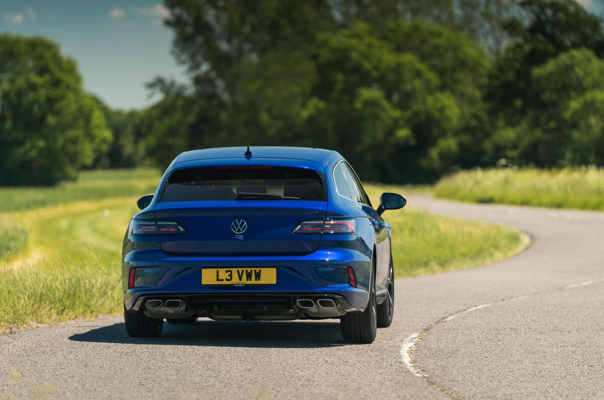 19 VW arteon R Shooting Brake 2021 UE FD sur route arrière