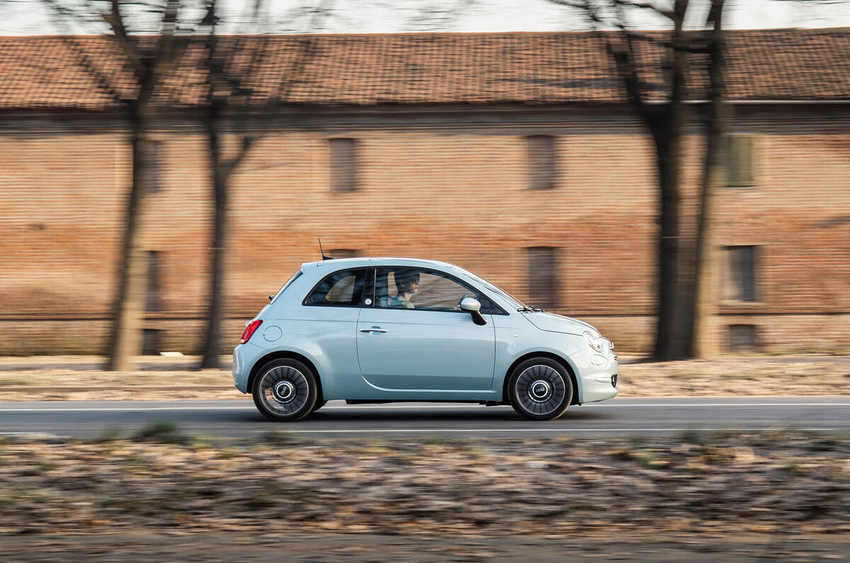 Fiat 500 Hybrid 2020 first drive review - on the road side