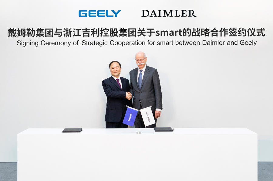 Li Shufu (esq.), da Geely, e Dieter Zetsche (dir.), da Daimler, assinam acordo sobre a Smart