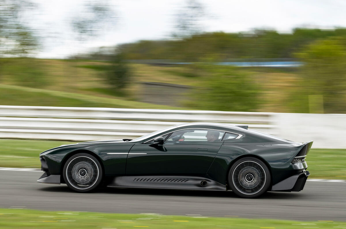 2 Aston Martin Victor 2021 côté héros