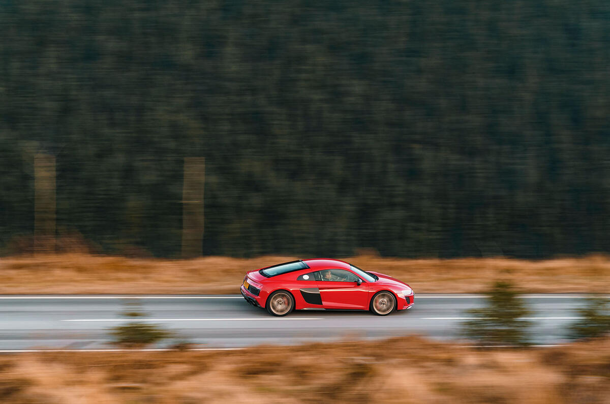 2 Audi R8 V10 RWD Performance 2022 UE : panneau latéral de la critique