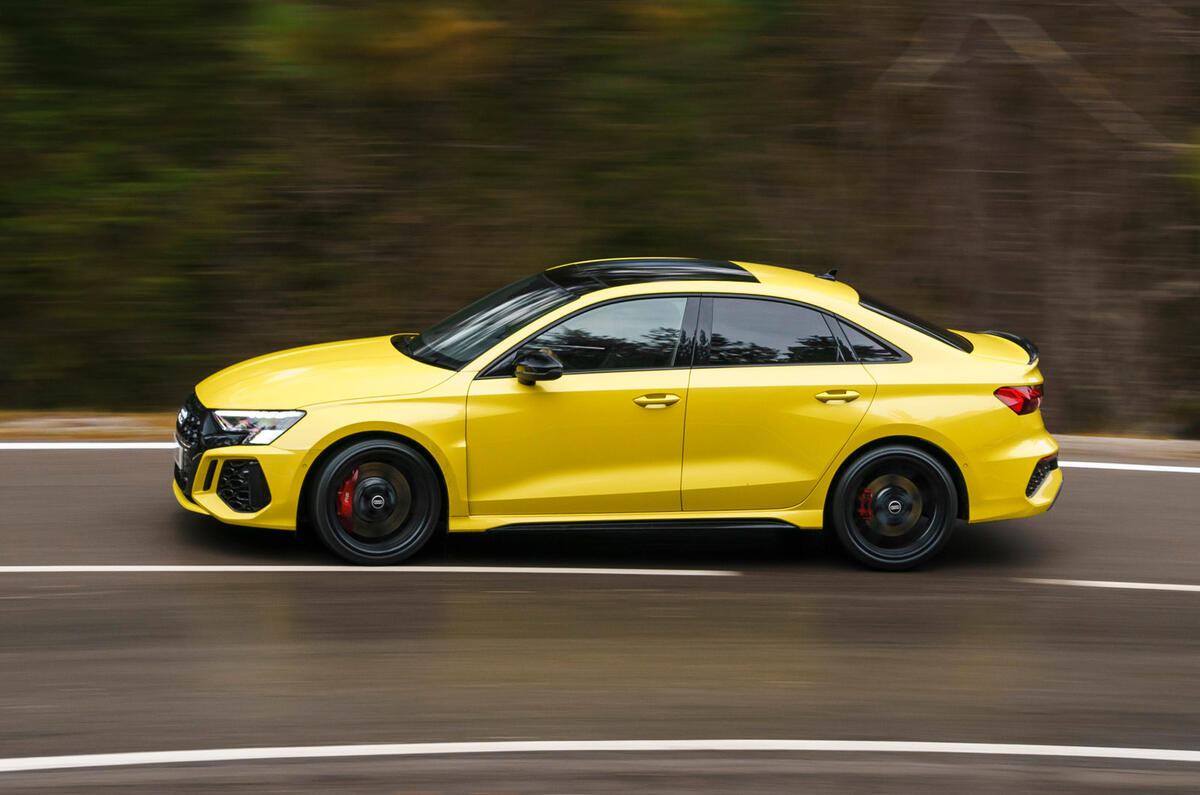 2 Audi RS3 saloon 2021 RHD première conduite pan latéral