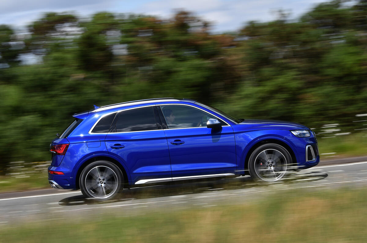 2 Audi SQ5 TDI 2021 UE FD côté héros