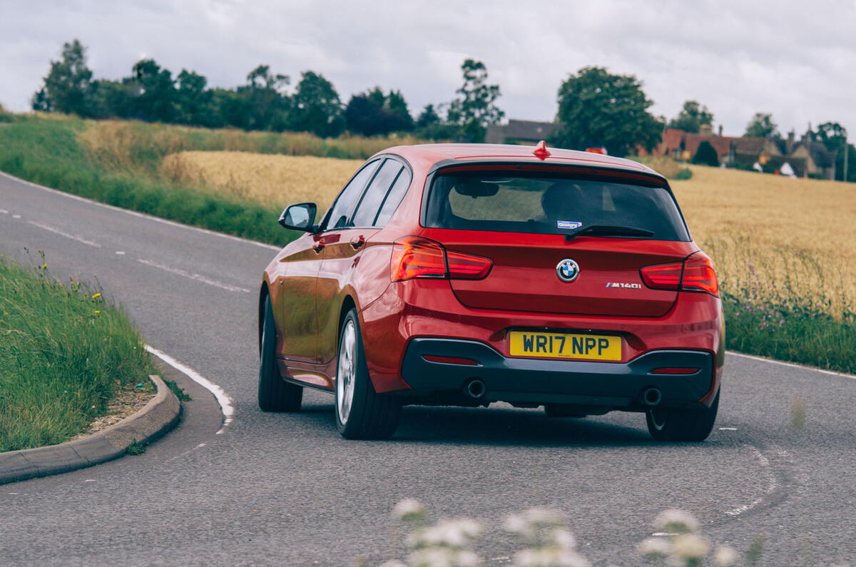 Oiseaux BMW m140i 2020 : premier bilan de conduite au Royaume-Uni - le héros à l'arrière