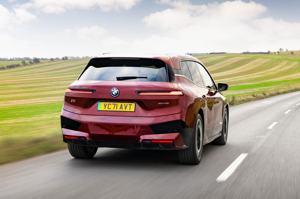 2 BMW iX 50 2022 UE : essai de première conduite avec suivi arrière