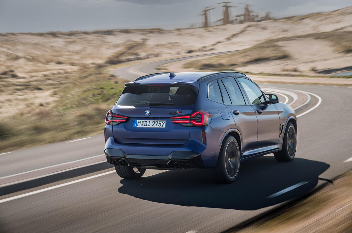 2 BMW X3 M suivi de trois quarts arrière